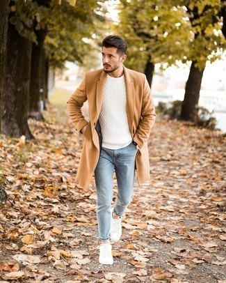 Какие зауженные джинсы носить с светло-коричневым длинным пальто весна в стиле смарт-кэжуал: Светло-коричневое длинное пальто в паре с зауженными джинсами — отличный вариант для создания мужского лука в стиле smart casual. Не прочь поэкспериментировать? Дополни образ белыми низкими кедами из плотной ткани. Когда холодная пора сменяется более теплой погодой, такое сочетание вещей окажется по вкусу самым избирательным парням.