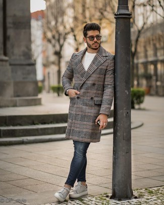 Какие вязаные свитера носить с синими зауженными джинсами в 30 лет мужчине в холод: Если ты делаешь ставку на комфорт и функциональность, вязаный свитер и синие зауженные джинсы — превосходный выбор для стильного мужского ансамбля на каждый день. Что до обуви, серые кожаные низкие кеды — наиболее целесообразный вариант.