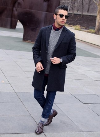 Модный лук: черное длинное пальто, серый вязаный свитер, темно-красная классическая рубашка, темно-синие джинсы
