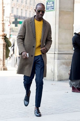 Как носить вязаный свитер с классическими брюками в 30 лет мужчине в холод: Комбо из вязаного свитера и классических брюк поможет составить модный и привлекательный образ. В сочетании с этим ансамблем гармонично будут смотреться черные кожаные лоферы.