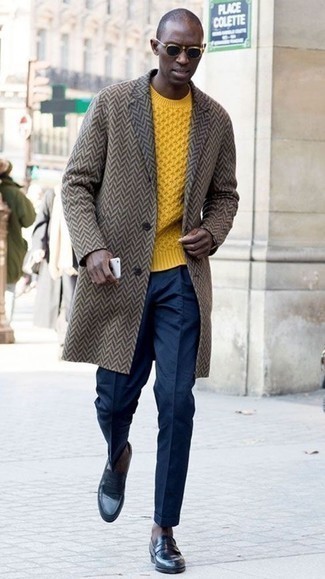 Как носить вязаный свитер с классическими брюками в 30 лет мужчине в холод: Вязаный свитер в паре с классическими брюками позволит создать эффектный мужской образ. Переходя к обуви, можно закончить образ темно-синими кожаными лоферами.