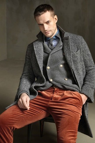 С чем носить серый двубортный кардиган мужчине: Серый двубортный кардиган и оранжевые вельветовые джинсы — прекрасный вариант, если ты хочешь создать простой, но в то же время стильный мужской образ.