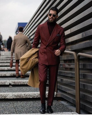 С чем носить темно-красный двубортный пиджак в 30 лет мужчине в холод в деловом стиле: Несмотря на то, что этот лук достаточно классический, ансамбль из темно-красного двубортного пиджака и темно-красных классических брюк в вертикальную полоску является неизменным выбором современных джентльменов, неизбежно покоряя при этом сердца женщин. Черные кожаные классические ботинки — великолепный выбор, чтобы завершить лук.