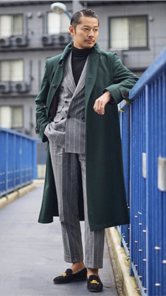 Какие лоферы носить с темно-серым пиджаком в 30 лет мужчине в прохладную погоду в стиле смарт-кэжуал: Темно-серый пиджак в паре с серыми классическими брюками в вертикальную полоску поможет создать модный и мужественный образ. Пара лоферов очень органично интегрируется в этот образ.