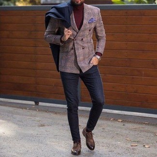 Какие брюки чинос носить с темно-коричневым двубортным пиджаком в 30 лет в прохладную погоду в стиле смарт-кэжуал: Темно-коричневый двубортный пиджак и брюки чинос — это тот мужской образ, в котором ты неизменно будешь ловить на себе дамские взгляды. Любители экспериментировать могут закончить образ темно-коричневыми кожаными оксфордами, тем самым добавив в него немного эффектности.