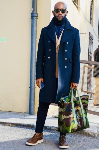 С чем носить темно-зеленую большую сумку из плотной ткани с камуфляжным принтом мужчине зима: Если ты ценишь удобство и функциональность, темно-синее длинное пальто и темно-зеленая большая сумка из плотной ткани с камуфляжным принтом — отличный вариант для расслабленного повседневного мужского образа. Коричневые кожаные ботинки броги добавят ансамблю немного консерватизма. В зимний период больше всего хочется закутаться в теплую уютную одежду, и это сочетание одежды чудесно подойдет именно для таких целей.