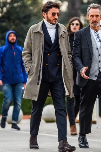 С чем носить темно-синие классические брюки за 40 лет мужчине: Несмотря на то, что этот образ выглядит довольно-таки сдержанно, лук из коричневого длинного пальто с узором "гусиные лапки" и темно-синих классических брюк всегда будет нравиться стильным мужчинам, но также покоряет при этом сердца прекрасных дам. Чтобы ансамбль не получился слишком зализанным, можешь надеть темно-коричневые замшевые ботинки челси.