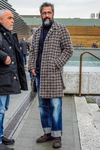 С чем носить рваные джинсы за 50 лет мужчине в стиле смарт-кэжуал: Разноцветное длинное пальто в шотландскую клетку в сочетании с рваными джинсами — отличный вариант для создания мужского ансамбля в стиле смарт-кэжуал. Думаешь привнести в этот лук немного классики? Тогда в качестве дополнения к этому луку, стоит выбрать темно-коричневые замшевые лоферы с кисточками.