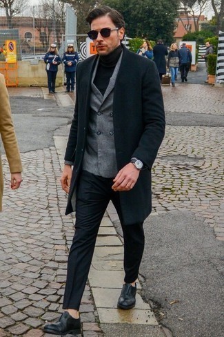 Модный лук: черное длинное пальто, серый двубортный пиджак, черная шерстяная водолазка, черные классические брюки