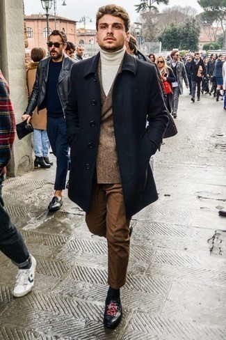 Какие лоферы носить с темно-коричневым пиджаком в 20 лет мужчине в прохладную погоду: Темно-коричневый пиджак и коричневые брюки чинос — обязательные вещи в идеальном мужском гардеробе. Любишь экспериментировать? Заверши лук лоферами.
