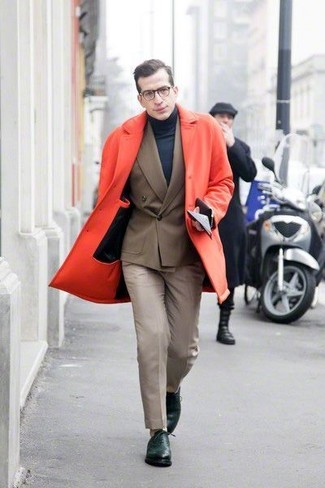 С чем носить красное длинное пальто: Сочетание красного длинного пальто и бежевых классических брюк позволит составить модный и в то же время изысканный лук. Вместе с этим луком прекрасно смотрятся темно-зеленые кожаные оксфорды.