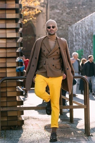 С чем носить желтые брюки в 30 лет мужчине зима: Светло-коричневое длинное пальто и желтые брюки — великолепный мужской образ для свидания в ресторане. Закончив лук черными кожаными массивными туфлями дерби, можно получить неожиданный результат. Такой ансамбль поможет поднять тебе настроение и согреет в хмурый зимний день.