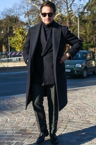С чем носить пиджак в 30 лет мужчине в холод: Пиджак и темно-серые шерстяные классические брюки позволят создать изысканный мужской образ. Пара темно-синих кожаных лоферов с кисточками свяжет образ воедино.