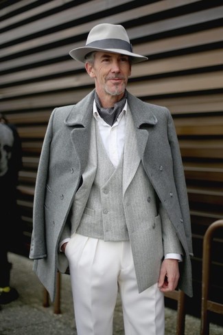 С чем носить серебряную куртку за 60 лет мужчине зима в деловом стиле: Сочетание серебряной куртки и белых классических брюк позволит реализовать элегантный мужской стиль. Если ты из мерзлявых, это сочетание одежды будет у тебя в фаворитах.