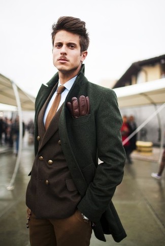 С чем носить коричневый вязаный галстук в 30 лет мужчине в прохладную погоду: Зеленое длинное пальто в сочетании с коричневым вязаным галстуком поможет создать эффектный мужской образ.