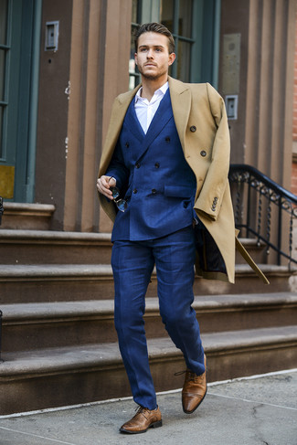 Какие классические брюки носить с синим двубортным пиджаком в 30 лет мужчине: Сочетание синего двубортного пиджака и классических брюк поможет создать стильный и утонченный лук. В паре с коричневыми кожаными туфлями дерби весь образ выглядит очень динамично.