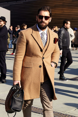С чем носить темно-коричневые классические брюки мужчине в холод: Тандем светло-коричневого длинного пальто и темно-коричневых классических брюк смотрится очень эффектно и элегантно.