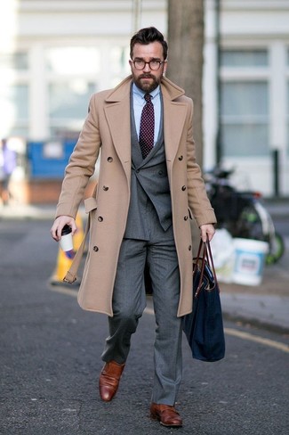 С чем носить монки в 30 лет в прохладную погоду: Любой мужчина будет выглядеть отменно в светло-коричневом длинном пальто и серых классических брюках. Создать эффектный контраст с остальными предметами из этого лука помогут монки.