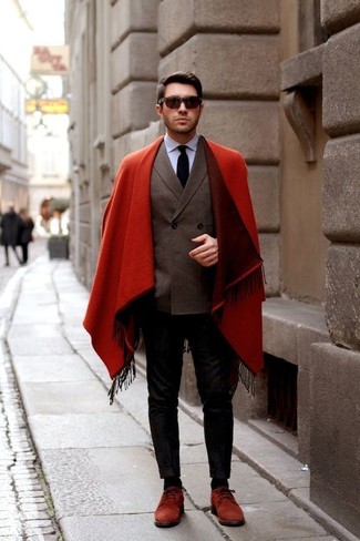 Как носить длинное пальто с двубортным пиджаком: Длинное пальто в паре с двубортным пиджаком — отличный пример элегантного мужского стиля. Этот ансамбль удачно дополнят красные замшевые туфли дерби.