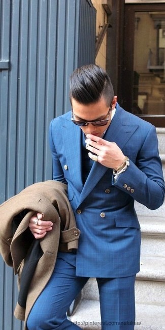 Какие длинные пальто носить с синими классическими брюками: Сочетание длинного пальто и синих классических брюк позволит примерить на себя элегантный мужской стиль.