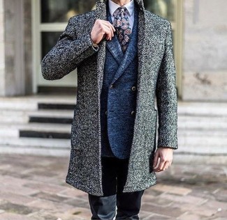 С чем носить темно-синий шерстяной двубортный пиджак за 40 лет мужчине в холод в деловом стиле: Если ты принадлежишь к той немногочисленной категории мужчин, которые каждый день стараются выглядеть безупречно стильно, тебе понравится дуэт темно-синего шерстяного двубортного пиджака и черных брюк чинос.