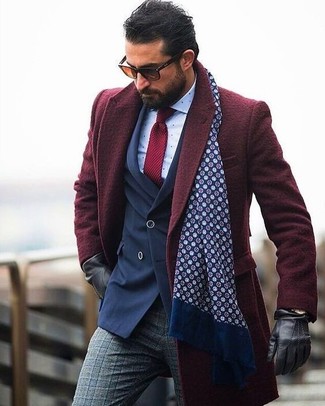 С чем носить синий шарф в горошек в 30 лет мужчине: Если ты запланировал сумасшедший день, сочетание темно-красного длинного пальто и синего шарфа в горошек позволит создать комфортный лук в стиле кэжуал.