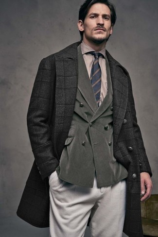 С чем носить оливковый двубортный пиджак мужчине в холод в стиле смарт-кэжуал: Сочетание оливкового двубортного пиджака и бежевых вельветовых джинсов — превосходный пример непринужденного офисного стиля для молодых людей.