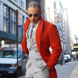 С чем носить серые классические брюки за 50 лет мужчине в холод в деловом стиле: Любой мужчина будет выглядеть безукоризненно в красном длинном пальто и серых классических брюках.