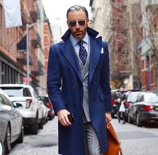 Как носить синее длинное пальто с голубой классической рубашкой за 50 лет: Любой парень будет выглядеть выше всяких похвал в синем длинном пальто и голубой классической рубашке.