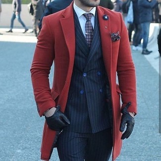С чем носить красное длинное пальто: Красное длинное пальто и темно-синие классические брюки в вертикальную полоску — идеальный выбор для мероприятия в фешенебельном заведении.