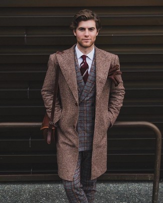 С чем носить галстук в вертикальную полоску мужчине: Для создания элегантного мужского вечернего лука чудесно подойдет коричневое длинное пальто и галстук в вертикальную полоску.