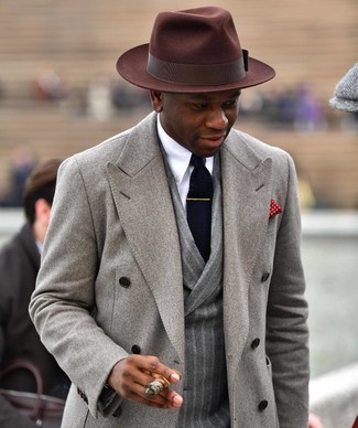 Модный лук: серое длинное пальто, серый шерстяной двубортный пиджак в вертикальную полоску, белая классическая рубашка, темно-коричневая шерстяная шляпа