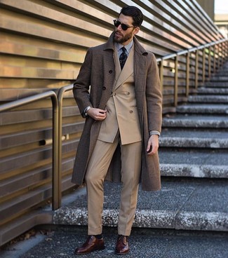 С чем носить светло-коричневый двубортный пиджак мужчине в прохладную погоду: Несмотря на то, что это классический лук, сочетание светло-коричневого двубортного пиджака и светло-коричневых классических брюк всегда будет по вкусу стильным мужчинам, непременно покоряя при этом сердца противоположного пола. Чтобы ансамбль не казался слишком строгим, подумай о контрастных деталях: темно-коричневых кожаных туфлях дерби.