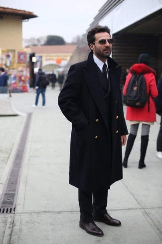 Как носить черное длинное пальто с черным двубортным пиджаком осень: Несмотря на то, что этот лук выглядит весьма сдержанно, ансамбль из черного длинного пальто и черного двубортного пиджака является постоянным выбором стильных мужчин, неизбежно пленяя при этом дамские сердца. В тандеме с этим ансамблем гармонично смотрятся темно-коричневые кожаные оксфорды. Подобное сочетание легко поднимет настроение в прохладный осенний день.