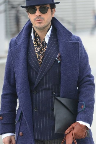 С чем носить черный шелковый шарф с принтом в 30 лет мужчине в холод: Если ты ценишь комфорт и практичность, темно-синее длинное пальто и черный шелковый шарф с принтом — превосходный вариант для модного мужского образа на каждый день.