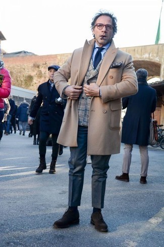 Как носить серый пиджак в шотландскую клетку с темно-синими классическими брюками за 40 лет мужчине осень в деловом стиле: Серый пиджак в шотландскую клетку смотрится великолепно в сочетании с темно-синими классическими брюками. Преобразить ансамбль и добавить в него толику классики помогут темно-коричневые замшевые оксфорды. Разве это не идеальный ансамбль для межсезонья, когда погода становится прохладной?