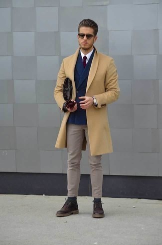 С чем носить темно-пурпурный кожаный мужской клатч в 30 лет мужчине: Если в одежде ты ценишь удобство и практичность, светло-коричневое длинное пальто и темно-пурпурный кожаный мужской клатч — классный вариант для расслабленного повседневного мужского ансамбля. Уравновесить лук и добавить в него чуточку классики помогут темно-пурпурные кожаные туфли дерби.
