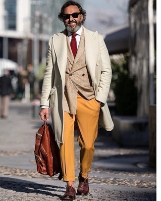 Какие длинные пальто носить с светло-коричневым двубортным пиджаком за 50 лет в прохладную погоду: Длинное пальто в сочетании со светло-коричневым двубортным пиджаком поможет реализовать строгий мужской стиль. Что касается обуви, можешь отдать предпочтение практичности и надеть на ноги темно-красные кожаные броги.