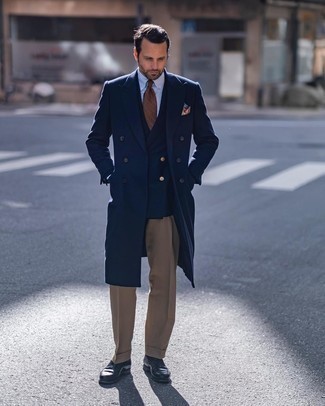 Какие лоферы носить с светло-коричневыми классическими брюками за 40 лет мужчине в прохладную погоду: Темно-синее длинное пальто смотрится стильно в тандеме со светло-коричневыми классическими брюками. Любишь смелые решения? Можешь дополнить свой лук лоферами.