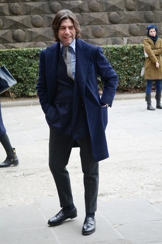 С чем носить синий двубортный пиджак за 40 лет мужчине в деловом стиле: Сочетание синего двубортного пиджака и темно-серых шерстяных классических брюк поможет воплотить строгий деловой стиль. Закончив образ черными кожаными лоферами, можно привнести в него свежие нотки.
