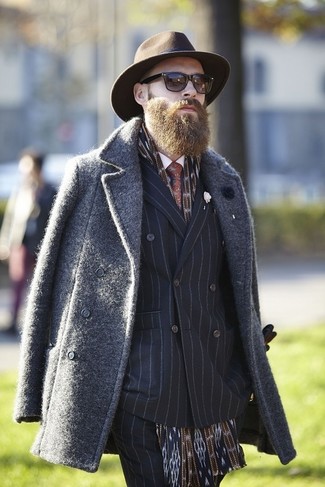 С чем носить темно-коричневую шерстяную шляпу мужчине: Темно-серое длинное пальто и темно-коричневая шерстяная шляпа — классная формула для создания привлекательного и простого образа.