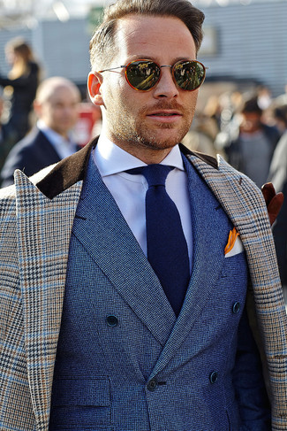 С чем носить синий двубортный пиджак мужчине в деловом стиле: Синий двубортный пиджак в паре с коричневым длинным пальто с узором "гусиные лапки" позволит составить выразительный мужской образ.