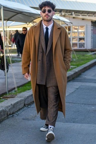 Какие высокие кеды носить с темно-коричневым двубортным пиджаком мужчине в холод: Ансамбль из темно-коричневого двубортного пиджака и коричневых брюк чинос в шотландскую клетку поможет реализовать в твоем ансамбле городской стиль современного мужчины. высокие кеды добавят образу непринужденности и динамичности.