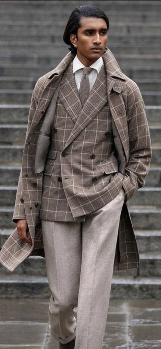С чем носить двубортный пиджак в шотландскую клетку в 30 лет мужчине в холод: Двубортный пиджак в шотландскую клетку в сочетании с серыми классическими брюками позволит создать стильный и привлекательный образ. Тебе нравятся незаурядные решения? Можешь завершить свой лук темно-коричневыми замшевыми ботинками челси.
