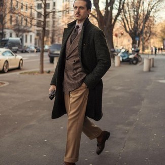 С чем носить оливковое длинное пальто в 30 лет в прохладную погоду: Оливковое длинное пальто и светло-коричневые классические брюки — прекрасный выбор для выхода в свет. Заверши образ темно-коричневыми кожаными лоферами с кисточками, если не хочешь, чтобы он получился слишком претенциозным.