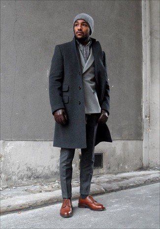 С чем носить темно-серый пиджак мужчине в прохладную погоду: Темно-серый пиджак в паре с темно-серыми классическими брюками поможет создать модный и мужественный образ. Вкупе с этим ансамблем удачно будут смотреться коричневые кожаные туфли дерби.