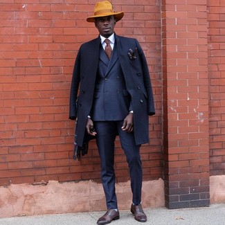 С чем носить бежевую шляпу в 30 лет мужчине: Темно-синее длинное пальто и бежевая шляпа — замечательная формула для создания приятного и функционального ансамбля. Такой лук получит свежее прочтение в паре с коричневыми кожаными оксфордами.