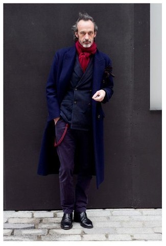 С чем носить фиолетовые классические брюки за 40 лет мужчине осень в деловом стиле: Темно-синее длинное пальто в сочетании с фиолетовыми классическими брюками позволит создать эффектный мужской образ. Смелые молодые люди завершат ансамбль черными кожаными ботинками челси. Нам очень по душе такой лук для межсезонного периода, когда погода начнет портиться.
