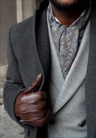 С чем носить серый шарф с "огурцами" в 30 лет мужчине: Если ты ценишь удобство и практичность, темно-серое длинное пальто и серый шарф с "огурцами" — прекрасный вариант для расслабленного повседневного мужского лука.