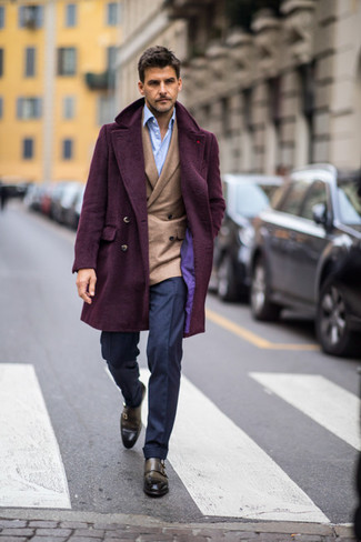 С чем носить оливковые монки осень: Темно-пурпурное длинное пальто в сочетании с темно-синими классическими брюками поможет создать запоминающийся мужской лук. Любишь экспериментировать? Дополни ансамбль оливковыми монками. С таким ансамблем в своем гардеробе, ты всегда будешь выглядеть на все сто, несмотря на непогожую погоду.
